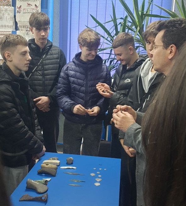 Кіцак В. М. ознайомлює з надбанням археологічної науки